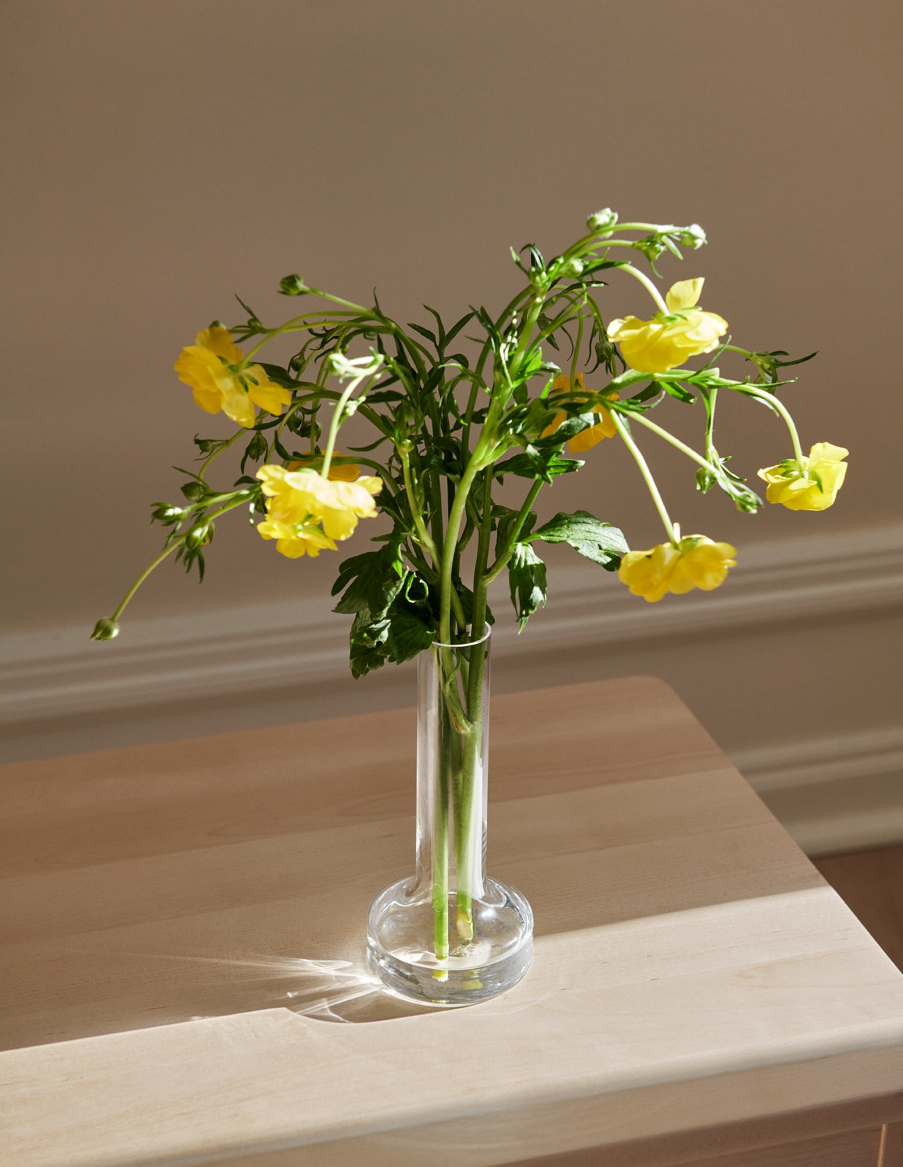 vase med gule blomster i