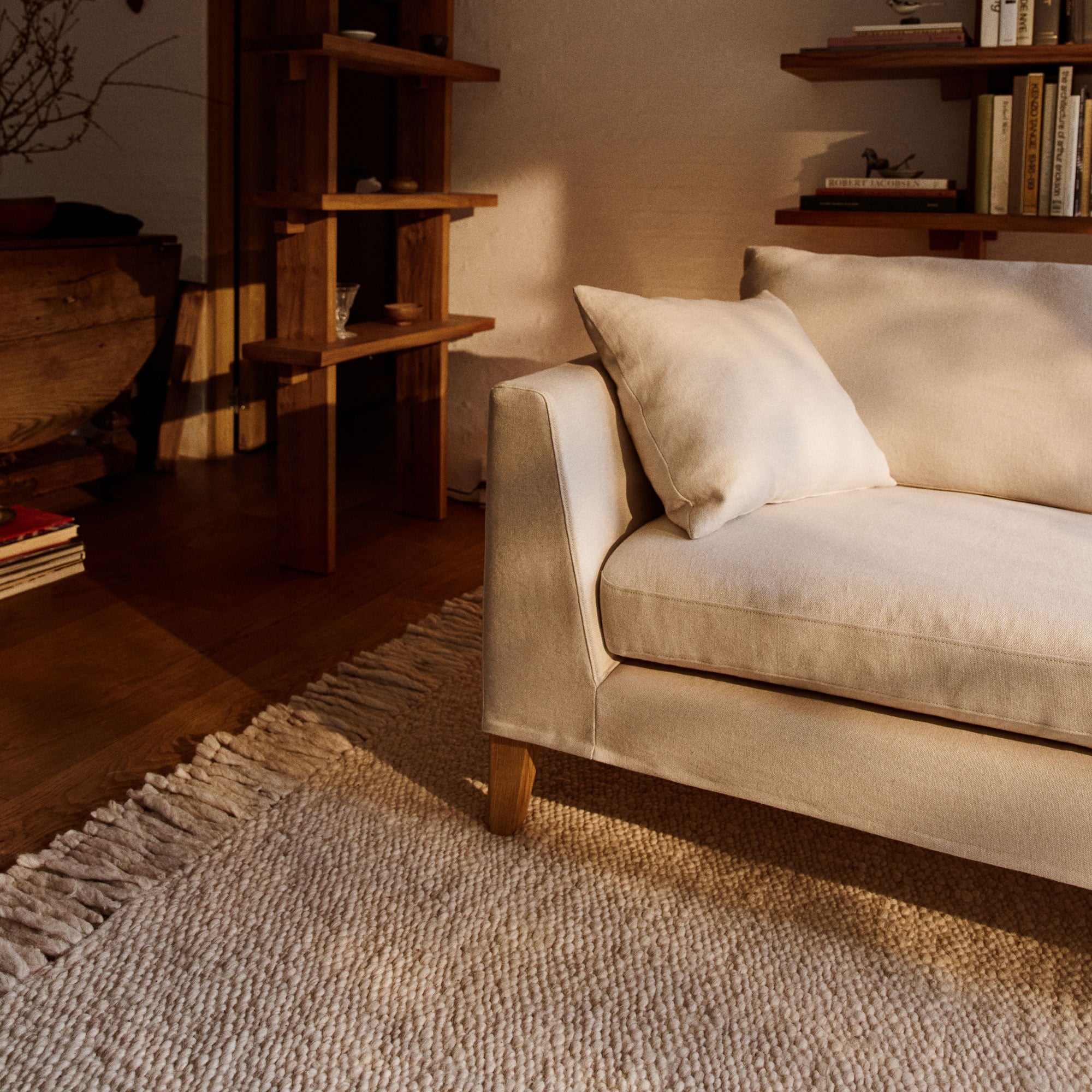Sofa og en hvit teppe