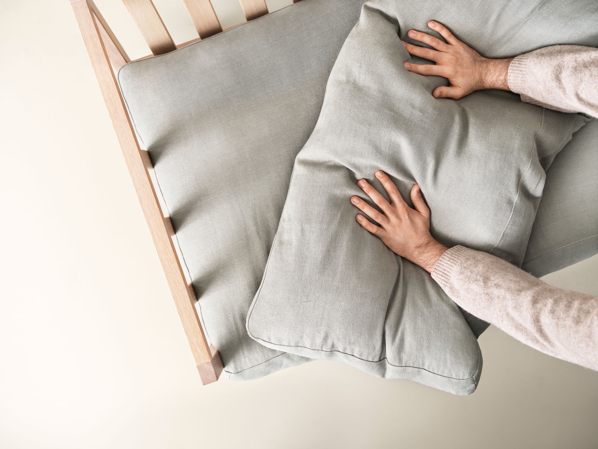 sofa i tre med bomullstrekk