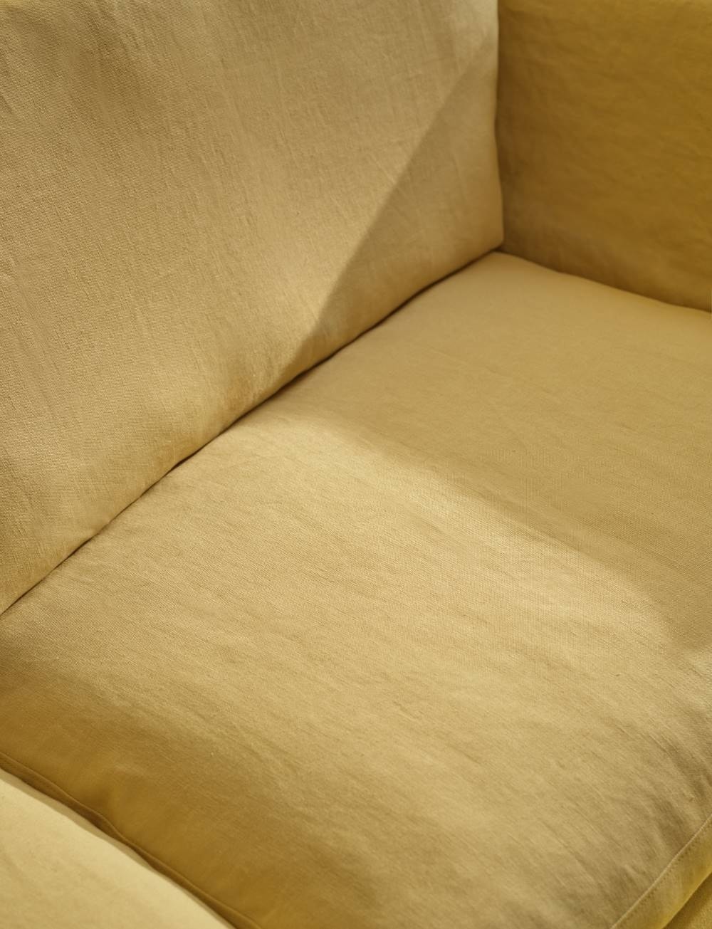 gul sofa i naturmateriale