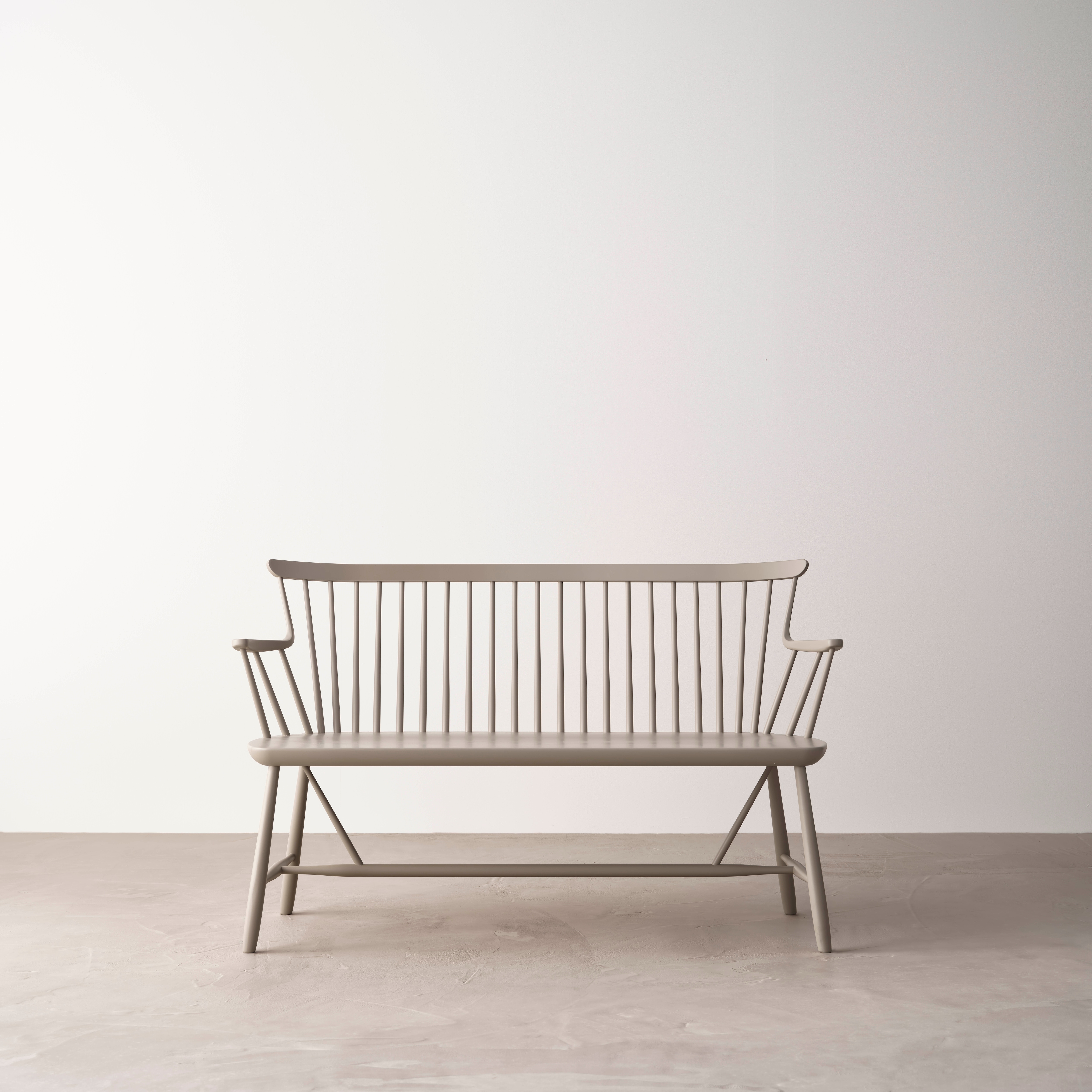 Pinnesofa Lakkfarge