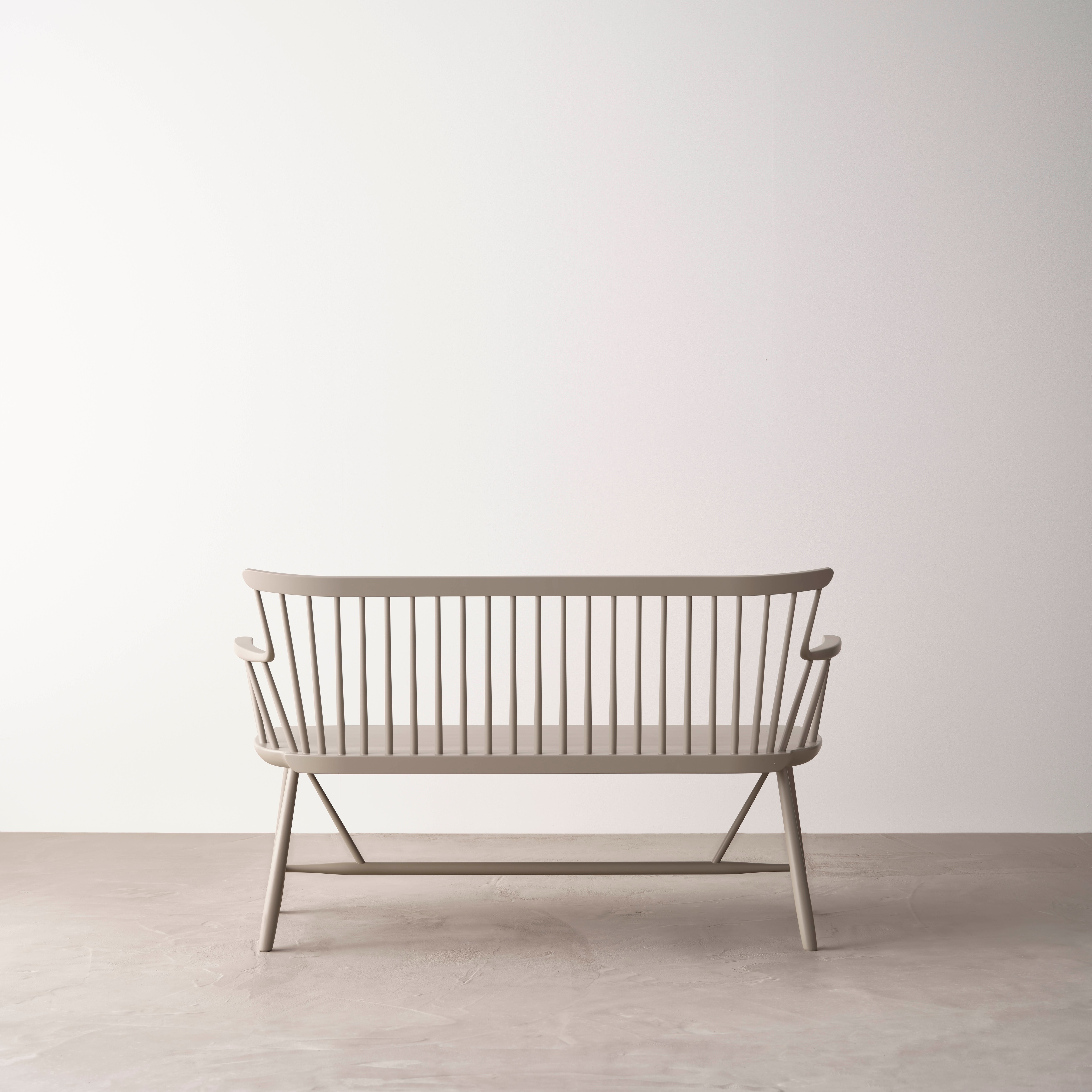 Pinnesofa Lakkfarge