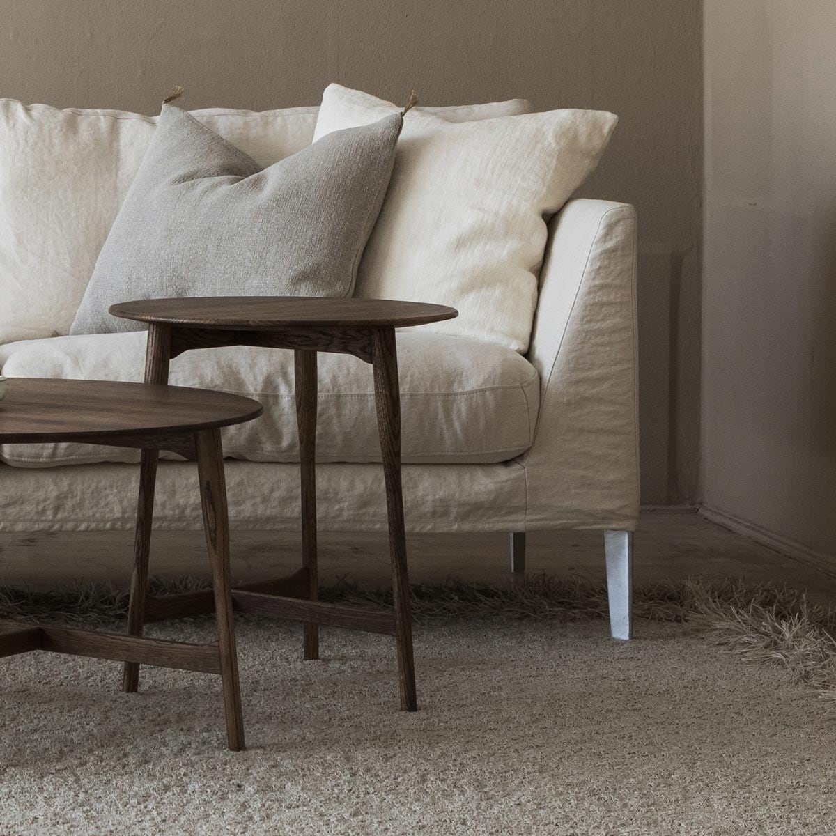 soffa-85-linne-belgisk-offwhite,-småbord-kiltapp-brunoljad-ek